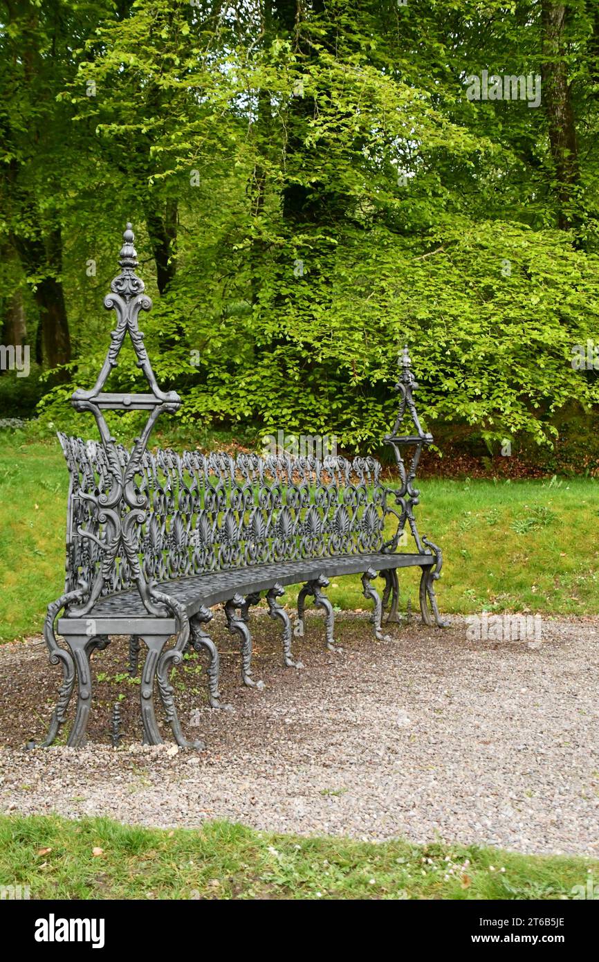 Bench in the park, Woodstock Gardens and Arboretum Stock Photo Alamy
