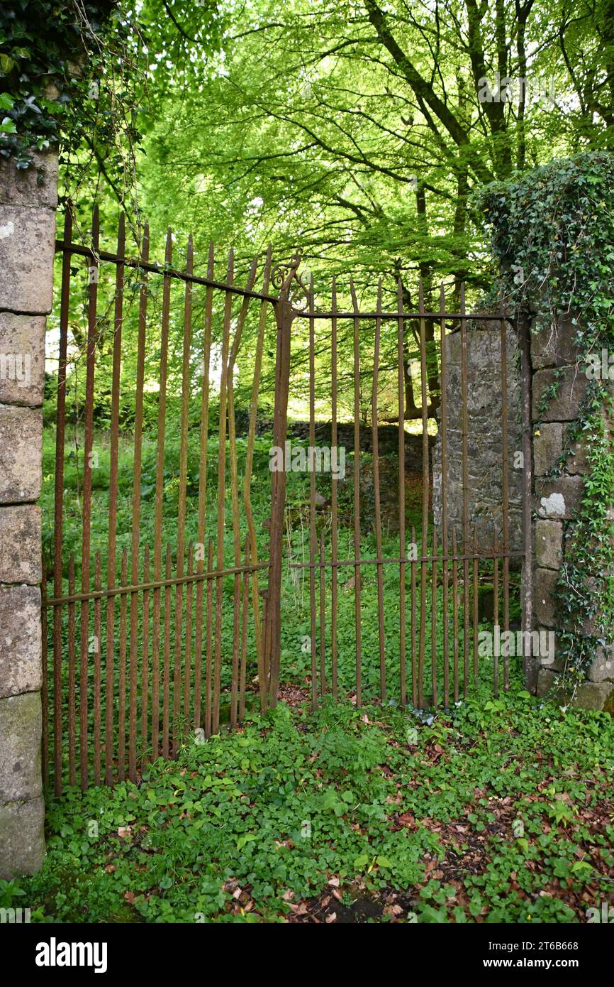 Old gates, Woodstock Gardens and Arboretum Stock Photo Alamy