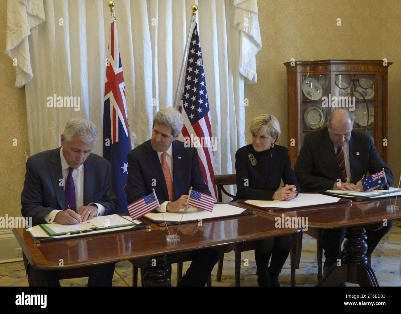 US, Australia sign the Force Posture Agreement 140812 Stock Photo