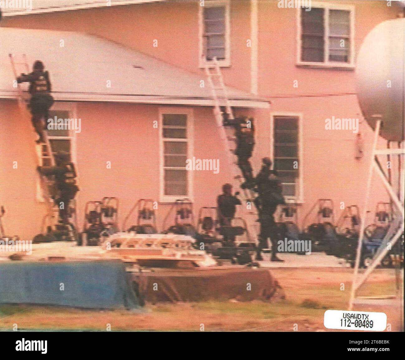 USAWDTX 112-00489 – ATF agents entering Branch Davidian compound Stock ...