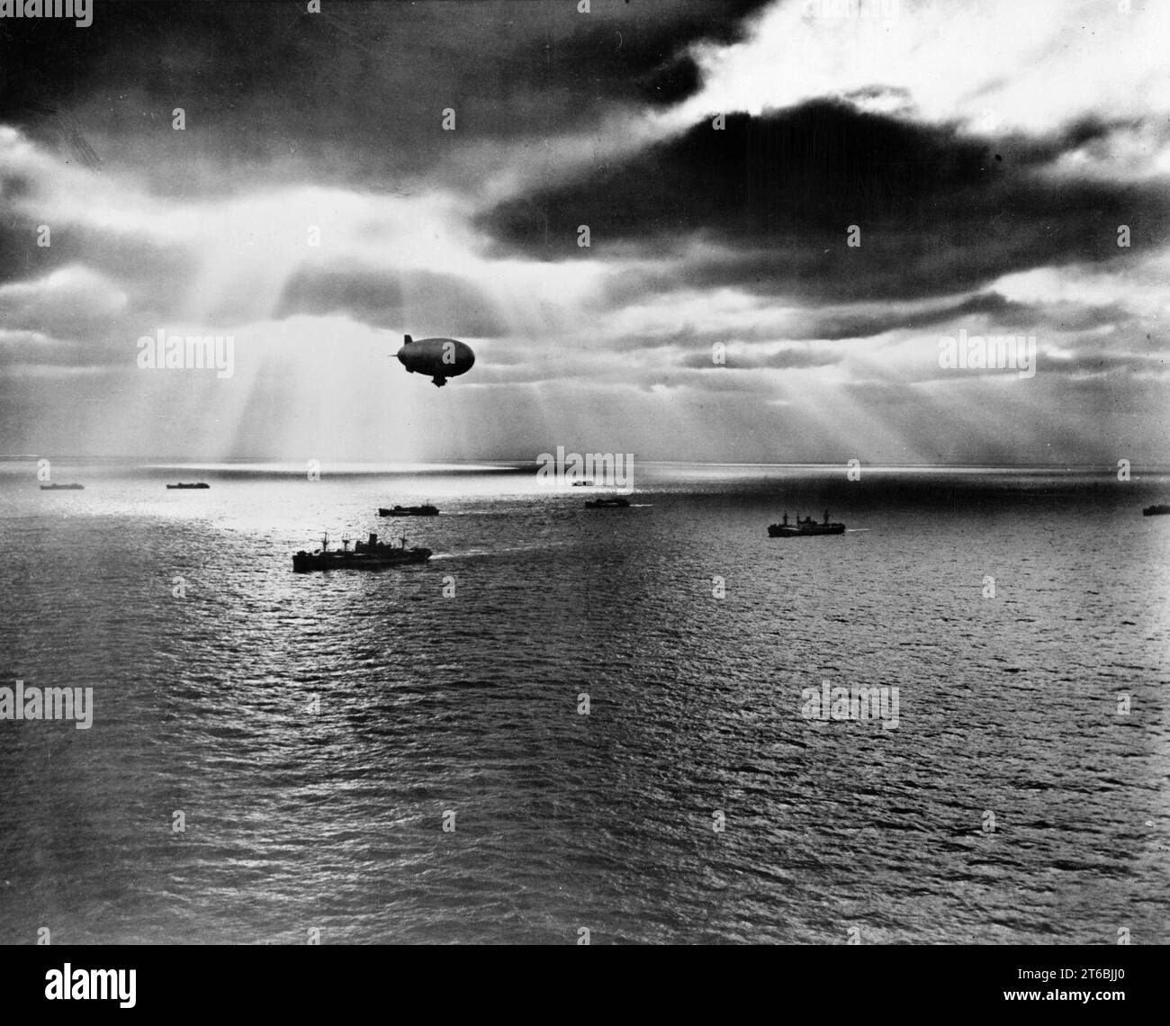 USN blimp over Atlantic convoy 1943 Stock Photo - Alamy