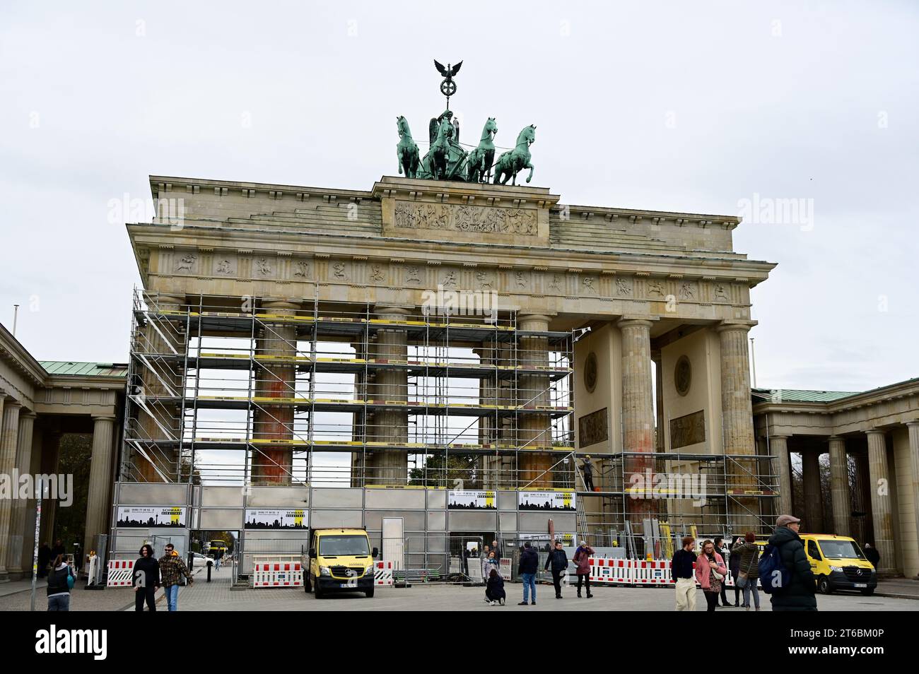 Weitere Reinigungsarbeiten nötig: Brandenburger Tor in Berlin nach Farbattacke wieder eingerüstet. Da die erste Reinigung am Brandenburger Tor nach de Stock Photo