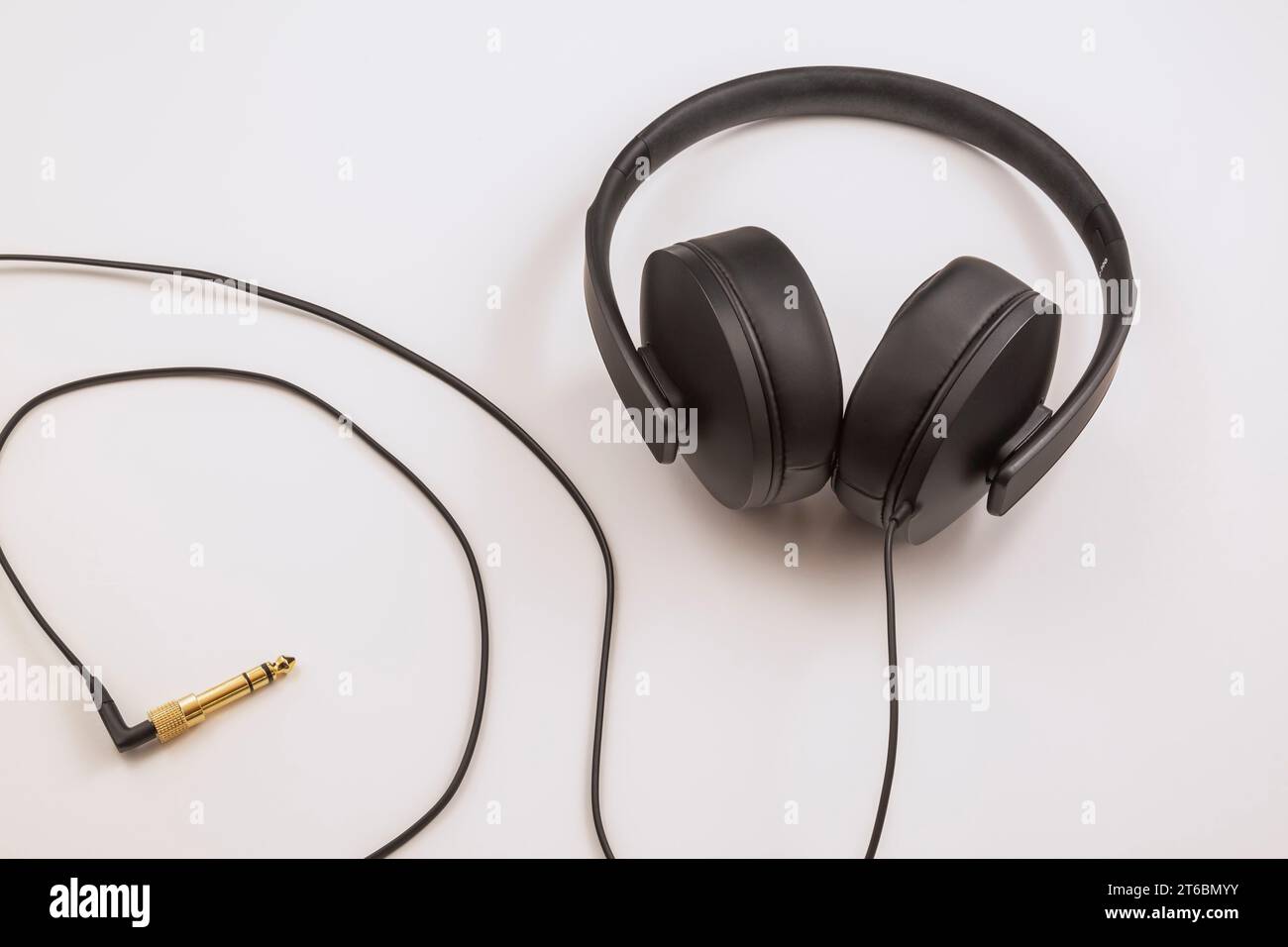 Sennheiser HD 300 stereo headphones with gold plated headphone jack on