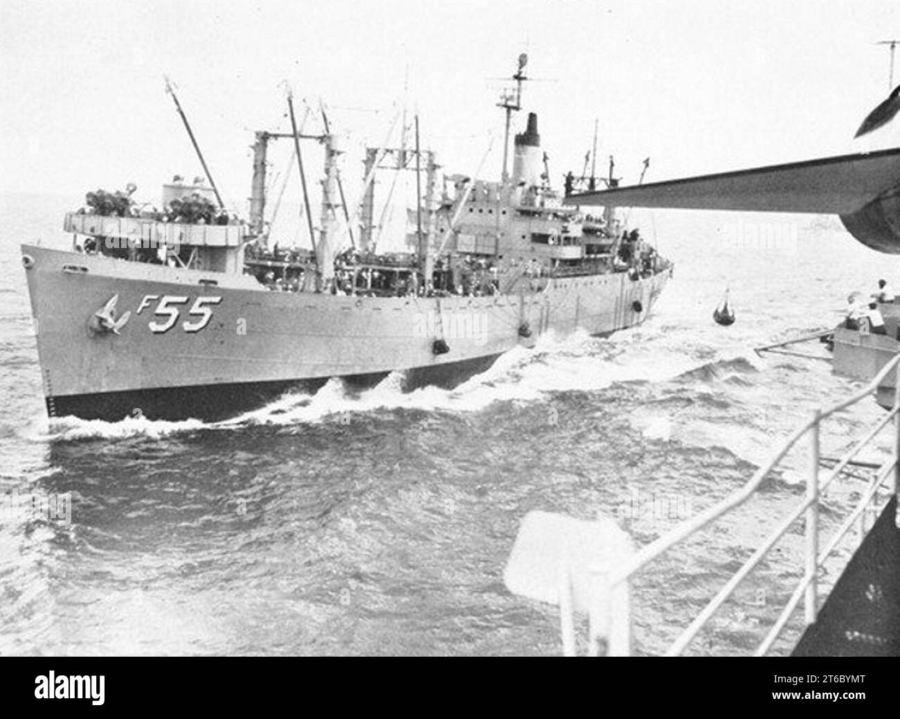 USS Aludra (AF-55) underway in 1964 Stock Photo