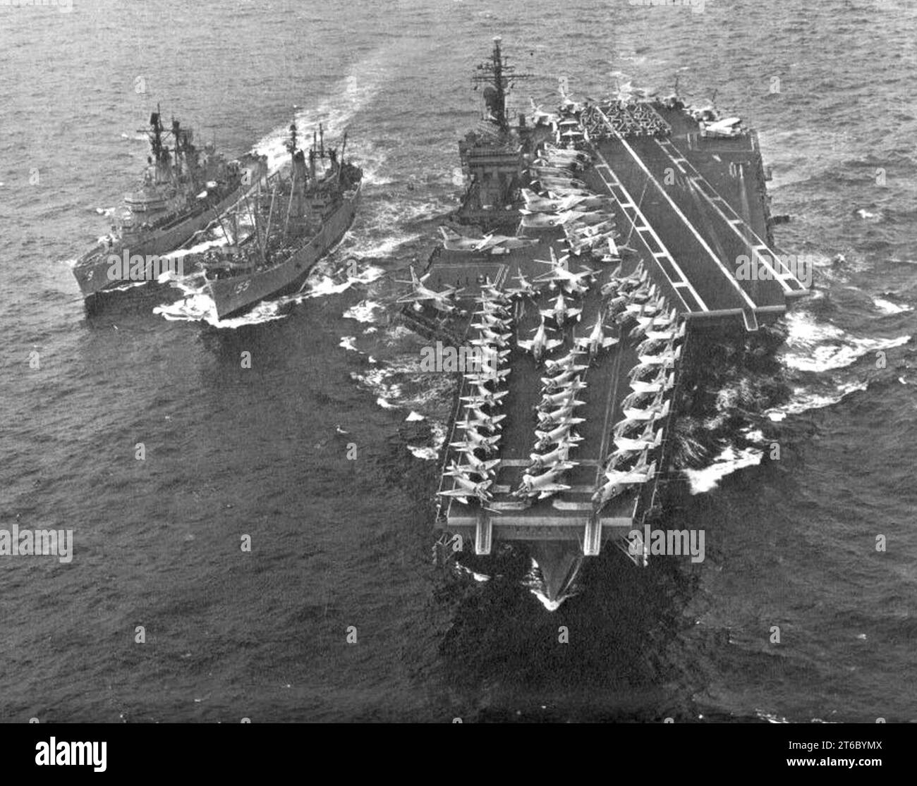 USS Aludra (AF-55) replenishing USS Kitty Hawk (CVA-63) and USS Coontz (DLG-9), in 1964 Stock Photo