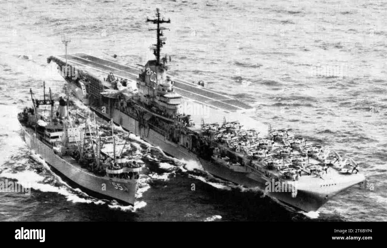 USS Aludra (AF-55) replenishes USS Bennington (CVS-20), in 1962 Stock Photo