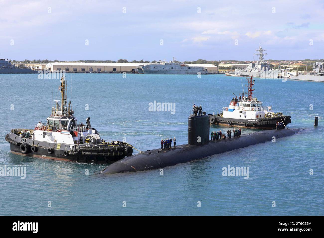 USS Asheville (SSN 758) prepares to moor to the submarine tender USS Emory S. Land (AS 39) in Apra Harbor, Guam. (51842501081) Stock Photo