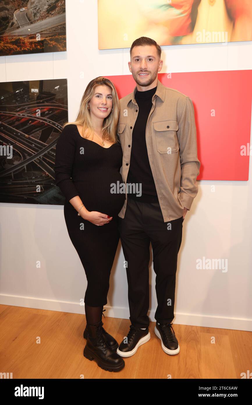 HSV Torwart Daniel Heuer Fernandes Mit Der Schwangeren Ehefrau Joana 