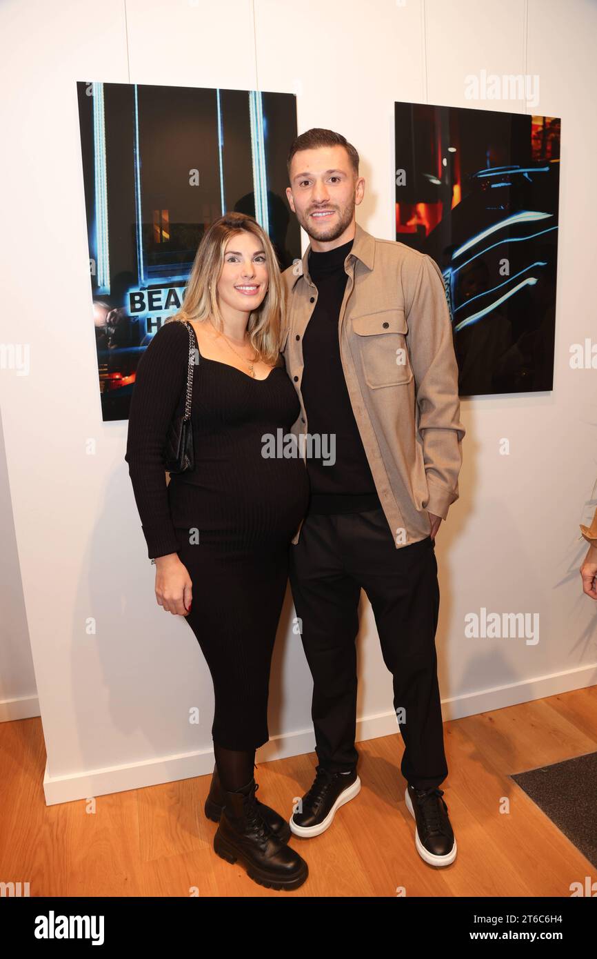 HSV-Torwart Daniel Heuer Fernandes mit der schwangeren Ehefrau Joana,  Vernissage von Luca Labbadia in der Livia Lisboa Fotokunst Galerie am  9.11.2023, Stadthöfe Hamburg *** HSV goalkeeper Daniel Heuer Fernandes with  his pregnant