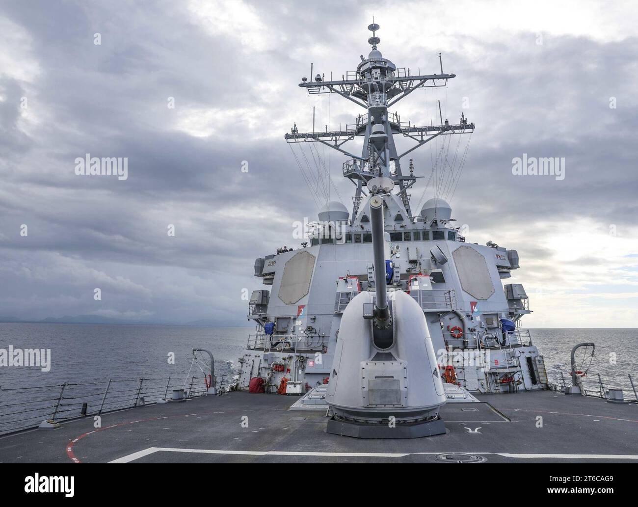 USS Benfold (DDG 65) transits the San Bernardino Strait. (51650330290