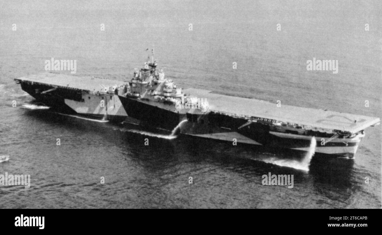 USS Bennington (CV-20) underway off Long Island on 25 September 1944 Stock Photo