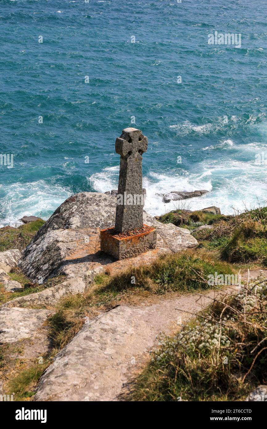 A Celtic stone cross memorial to a young botanist who died here near to Lamorna Cove on a foggy winter's day, West Country, Cornwall, England, UK Stock Photo