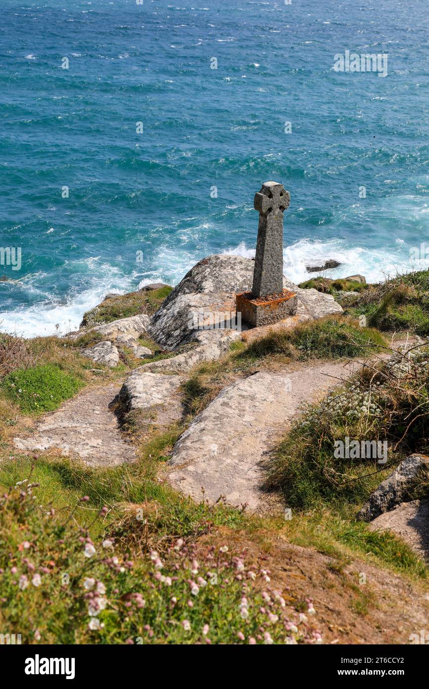 A Celtic stone cross memorial to a young botanist who died here near to Lamorna Cove on a foggy winter's day, West Country, Cornwall, England, UK Stock Photo