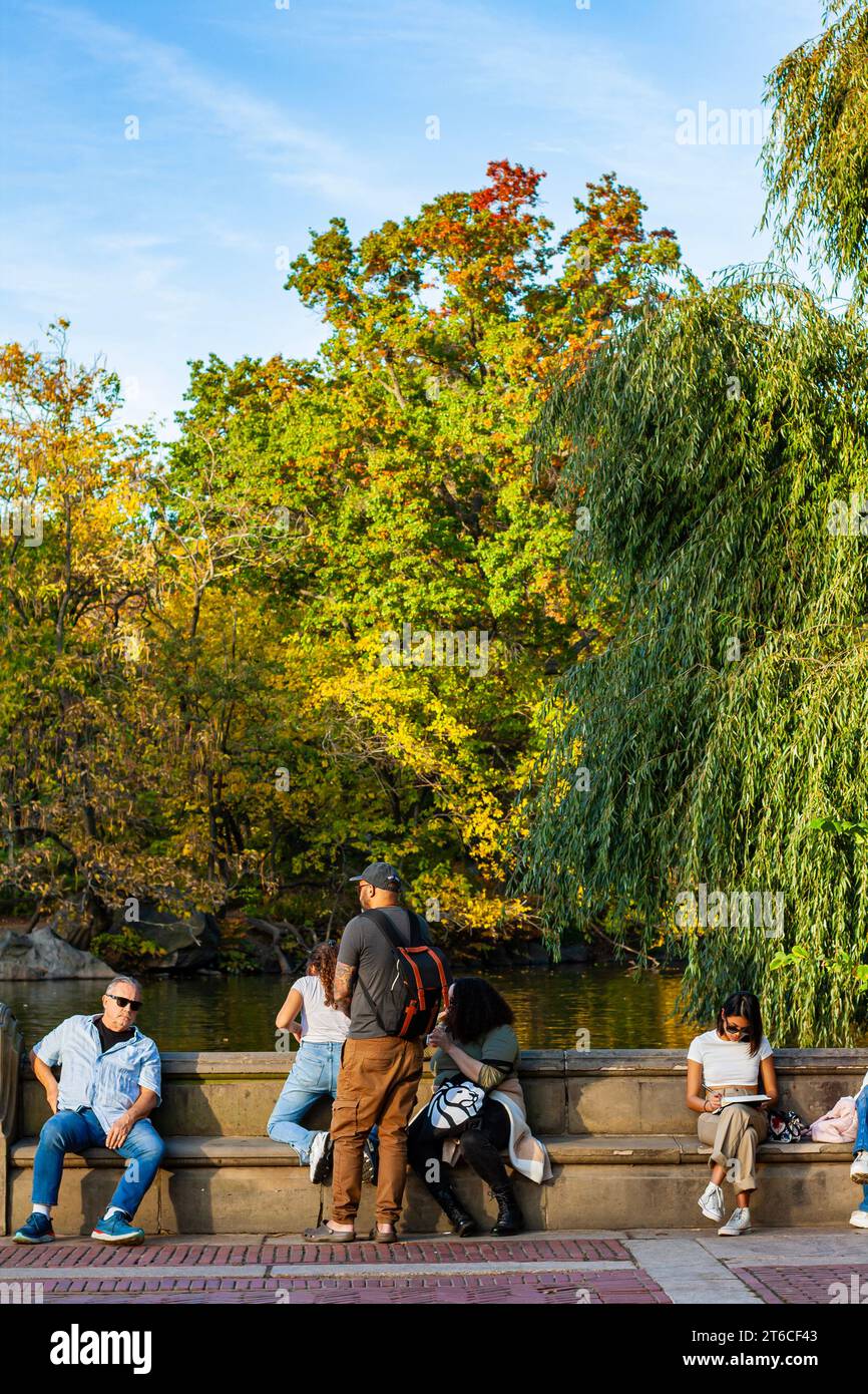 People sitting by the Central Park Pond, Manhattan, New York City Stock Photo