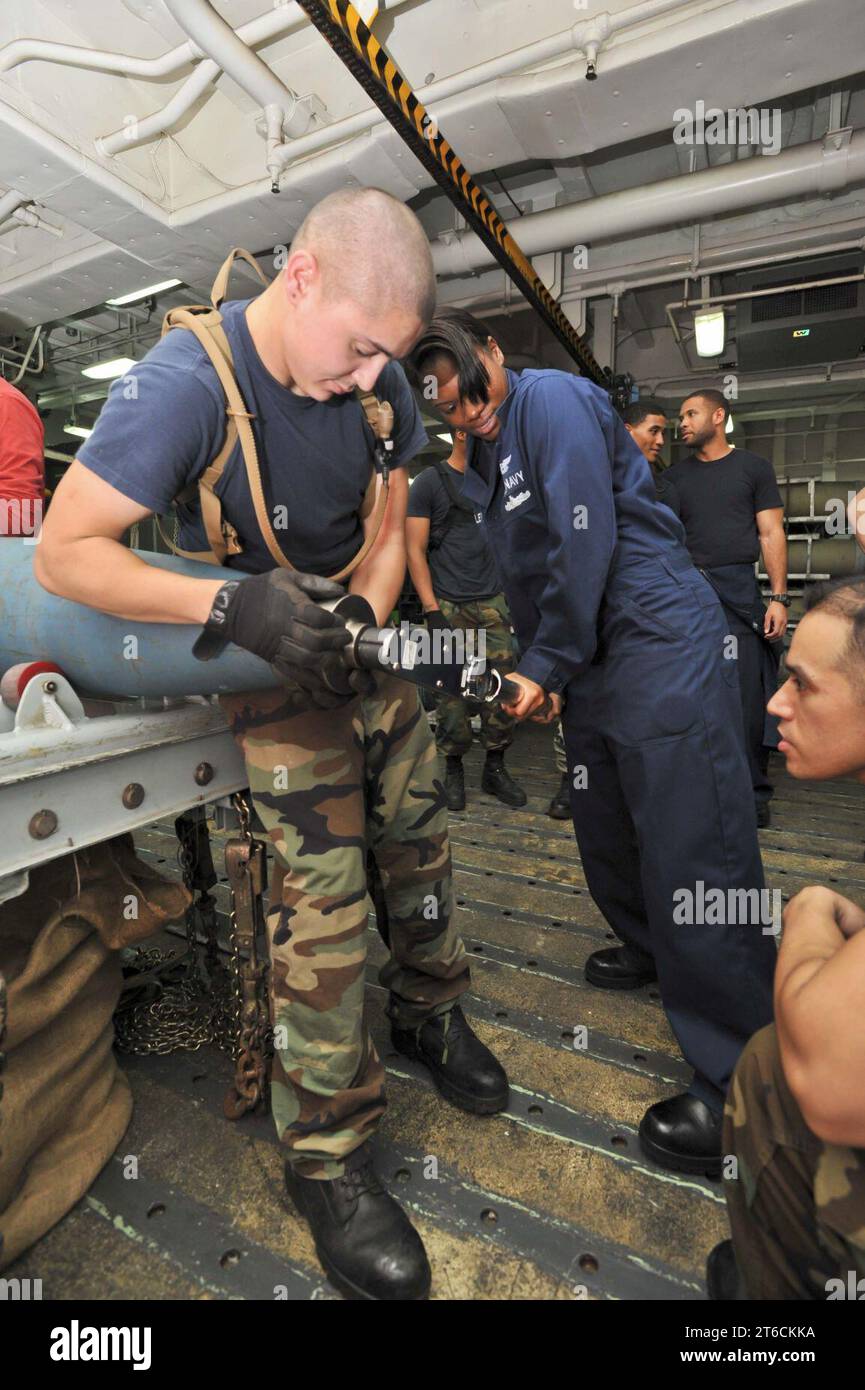Uss boxer lhd amphibious hi-res stock photography and images - Alamy