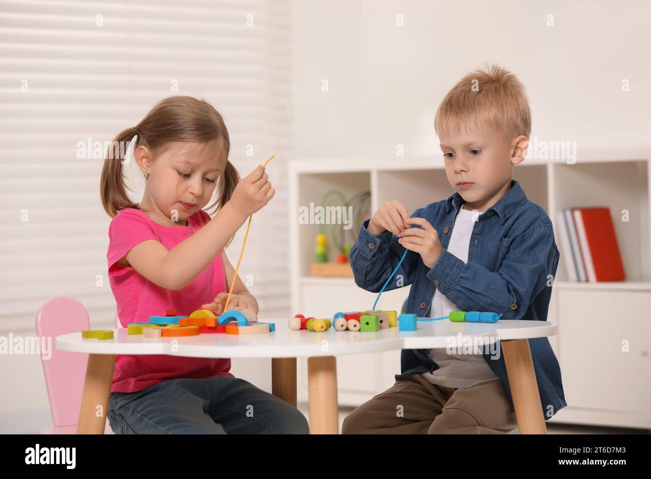 A Escola Com Grande Plástico Escava Um Túnel O Jogo Para Crianças Em Idade  Pré-escolar Foto de Stock - Imagem de playtime, kindergarten: 82542640