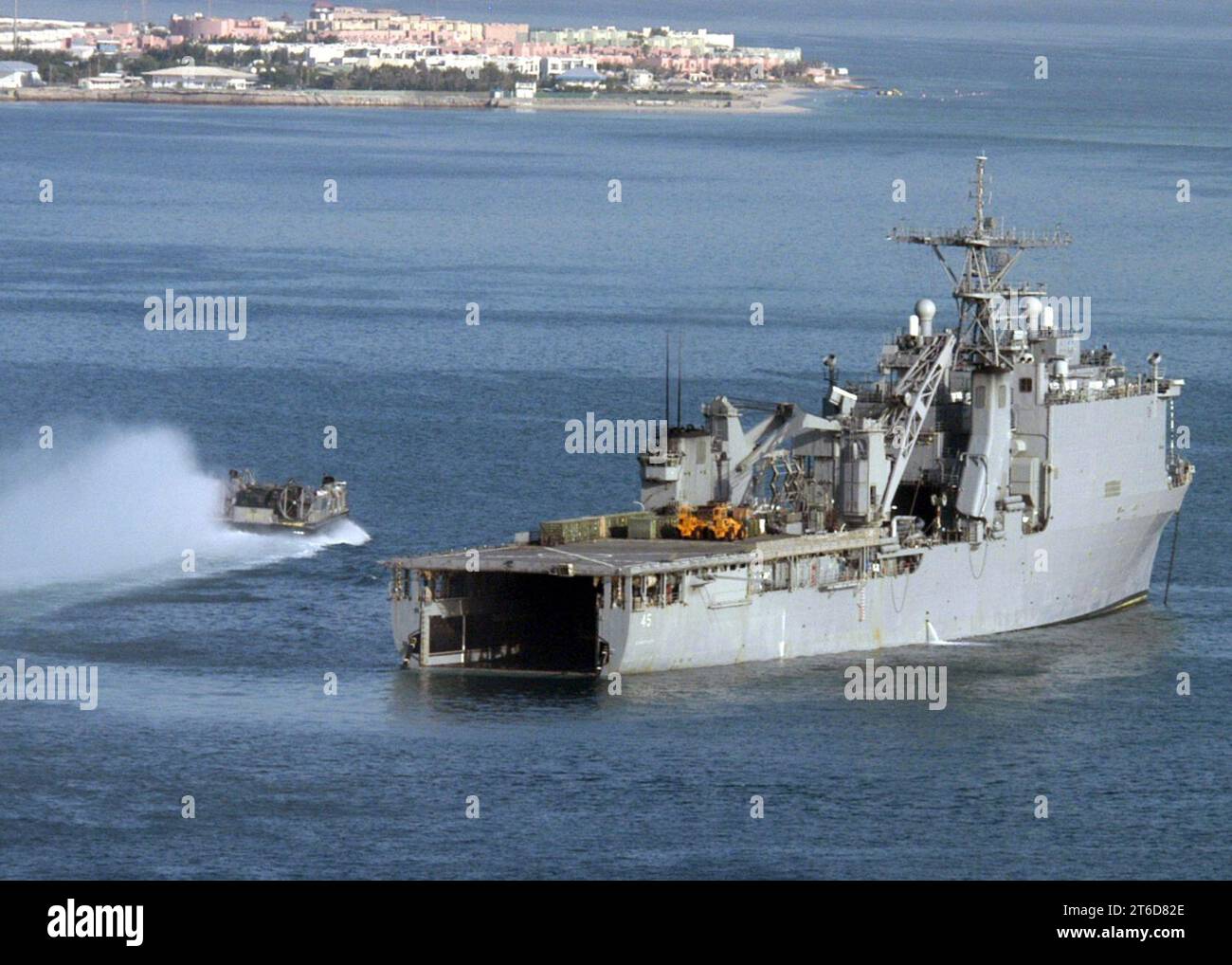 USS Comstock (LSD-45) and an LCAC near Kuwait 2004 Stock Photo