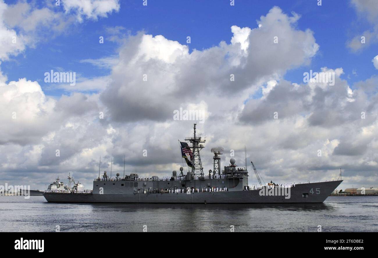 USS De Wert (FFG-45) leaving Mayport in July 2013 Stock Photo