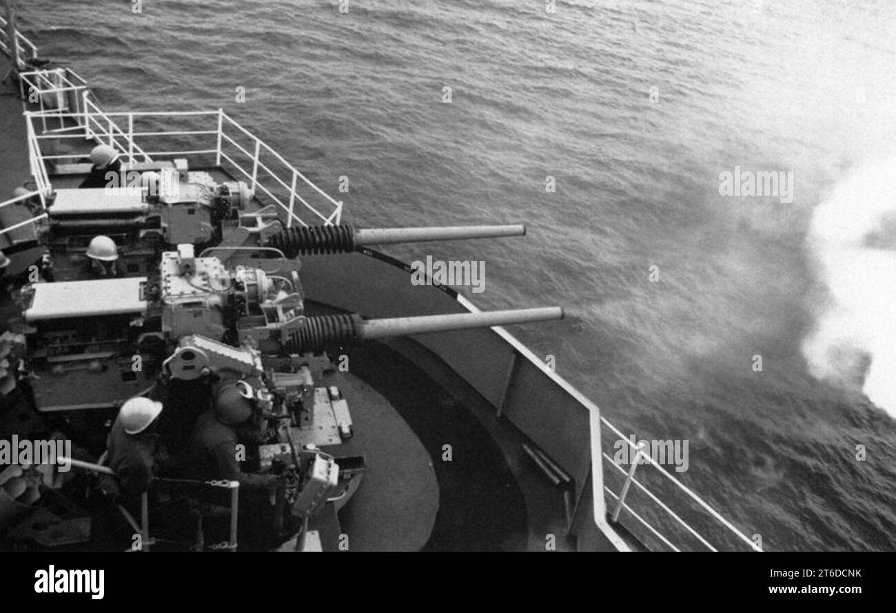 USS Duluth (LPD-6) fires 76 mm guns, in 1989 Stock Photo - Alamy