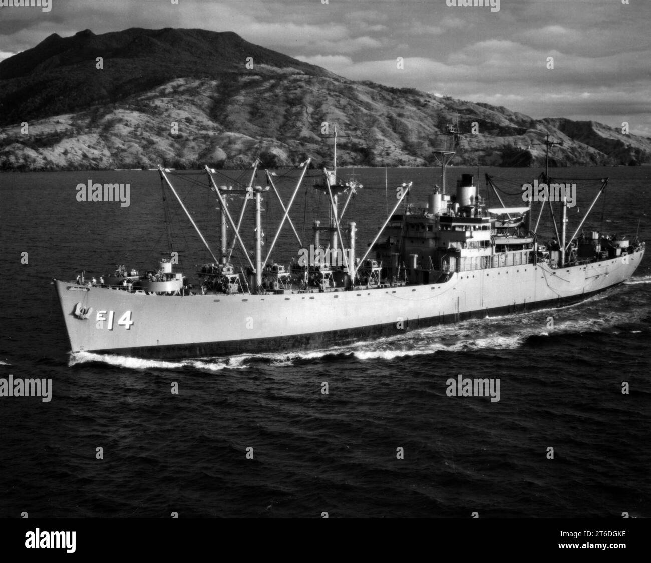 USS Firedrake (AE-14) underway, in 1963 (L45-94.06.02) Stock Photo