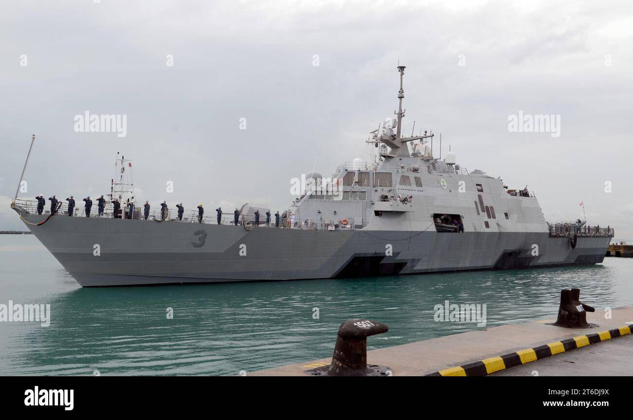 USS Fort Worth arrives as Changi Naval Base Stock Photo