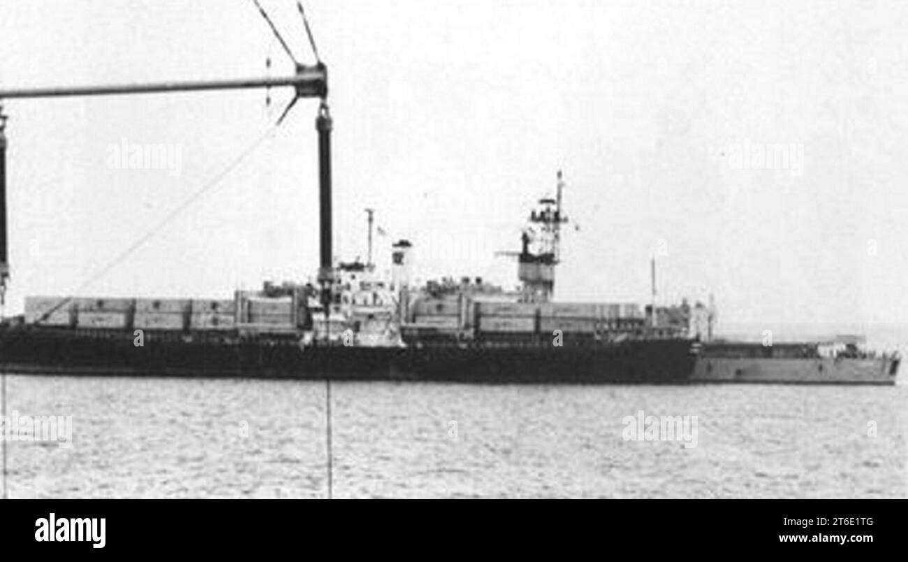 USS Harold E. Holt (DE-1074) alongside of SS Mayaguez on 15 May 1975 Stock Photo