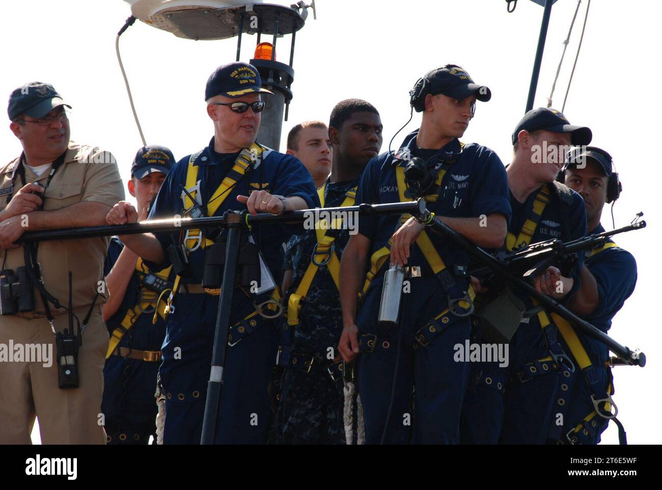 USS Hartford observes mooring procedures 110628 Stock Photo Alamy