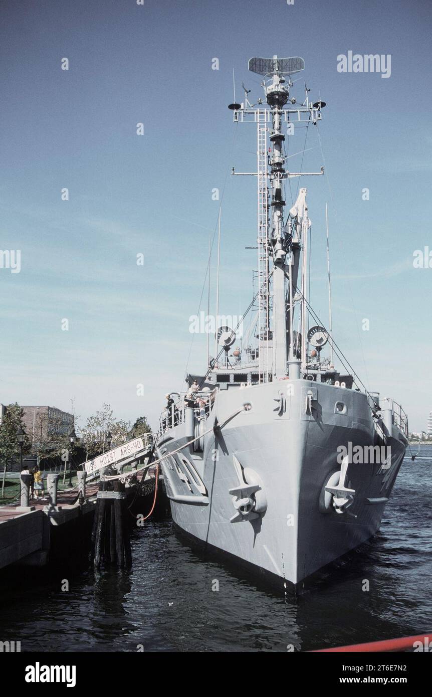 USS Hoist (ARS-40) moored at Portsmouth, Virginia (USA), on 29 October 1988 (6443137) Stock Photo