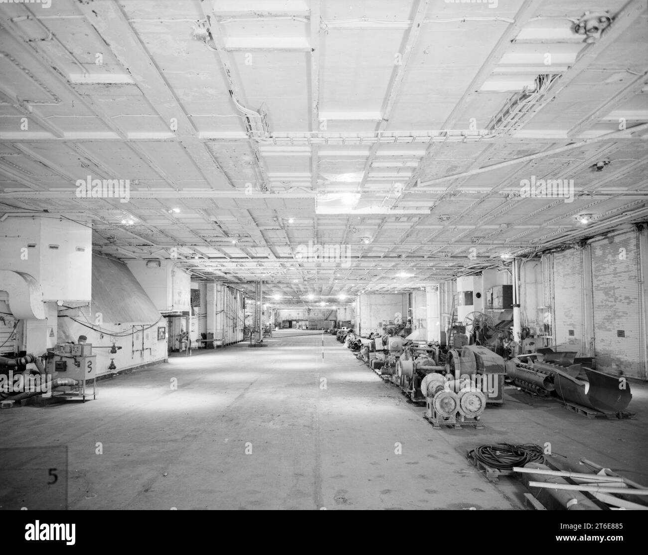 USS Hornet (CVS-12) hangar bay looking aft 1992 Stock Photo - Alamy