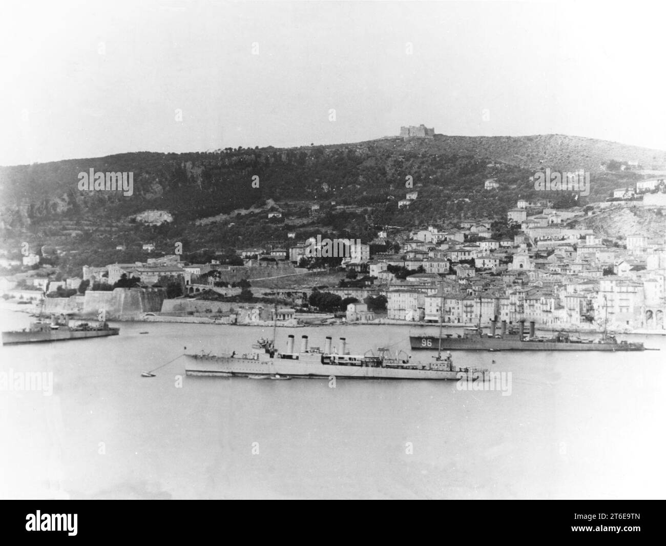 USS Israel (DD-98), USS Schley (DD-103) and USS Stribling (DD-96) at Villefranche, France, in 1919 Stock Photo