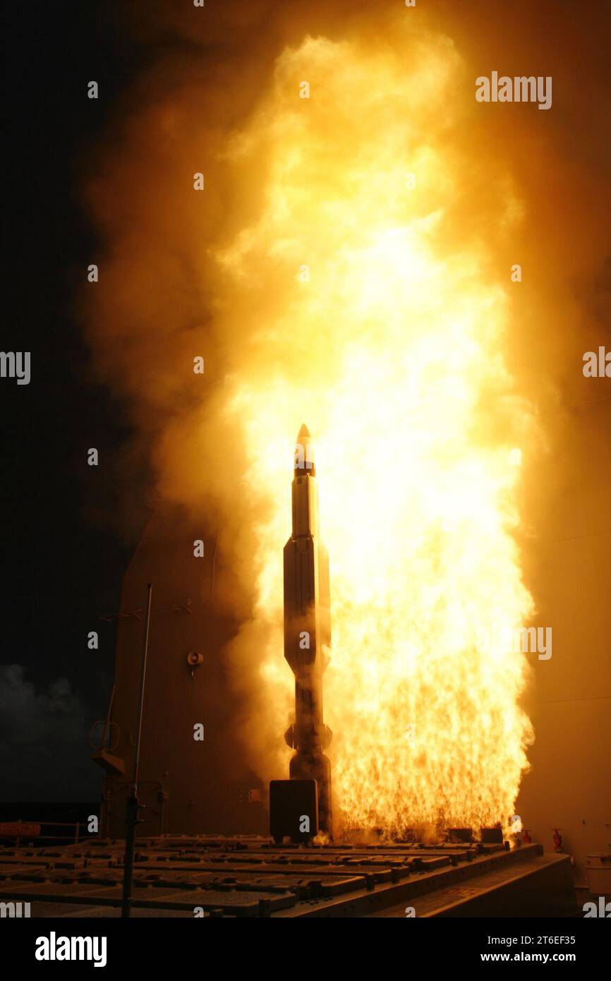 USS Lake Erie (CG 70) missile test Stock Photo - Alamy