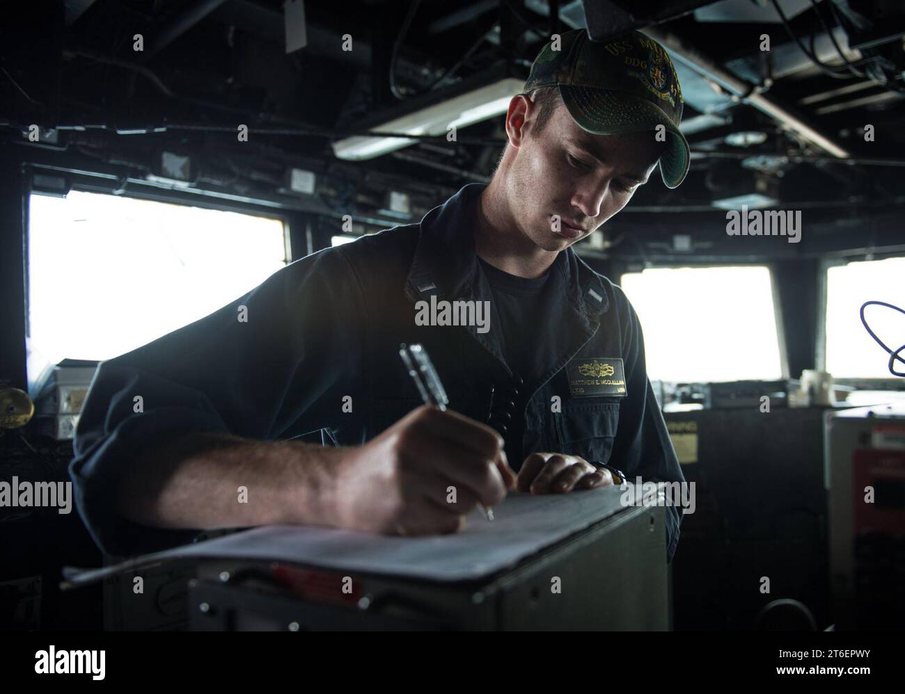 USS Mitscher (DDG 57) 150215 Stock Photo - Alamy