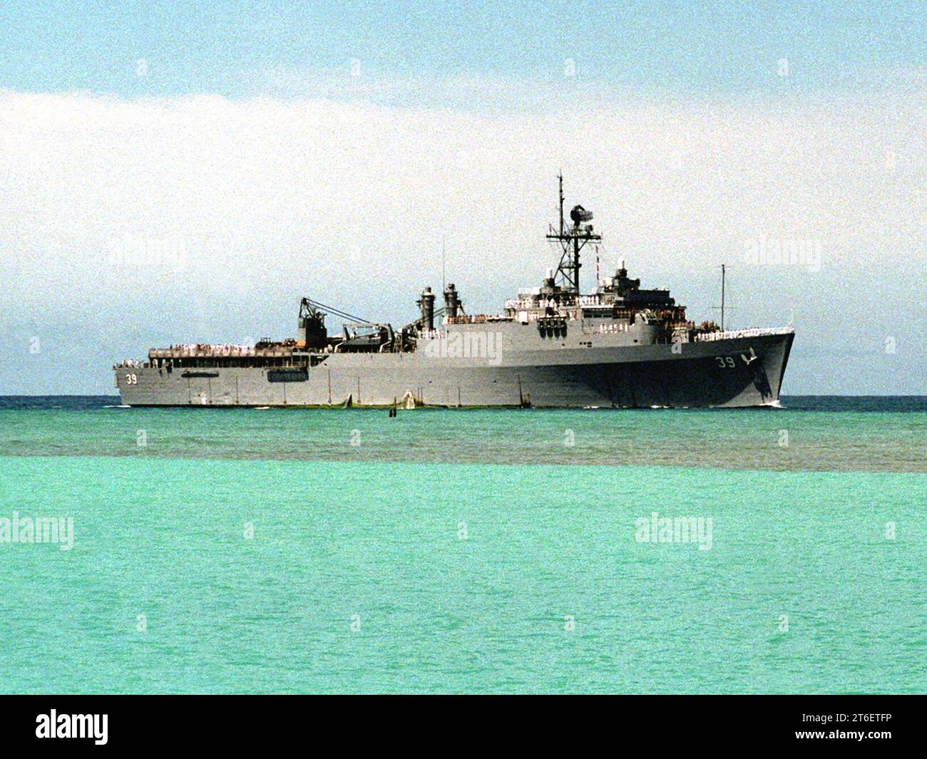 USS Mount Vernon (LSD-39) off Pearl Harbor on 1 June 1991 Stock Photo ...