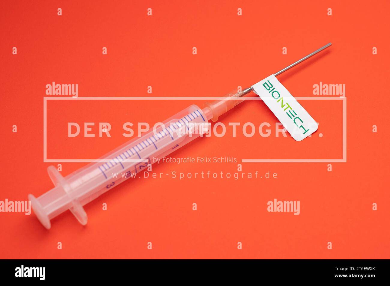 Stock- und Symbolbilder I 10.11.2023 Spritze und Spritzen mit dem Impfstoff: Biontech Pfizer Hamburg Neugraben Hamburg Deutschland Copyright: xLobeca/FelixxSchlikisx Credit: Imago/Alamy Live News Stock Photo