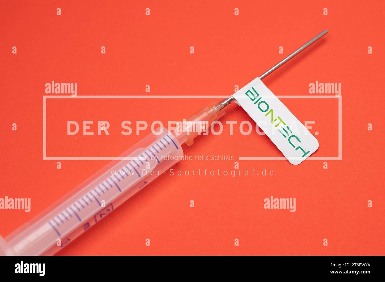 Stock- und Symbolbilder I 10.11.2023 Spritze und Spritzen mit dem Impfstoff: Biontech Pfizer Hamburg Neugraben Hamburg Deutschland Copyright: xLobeca/FelixxSchlikisx Credit: Imago/Alamy Live News Stock Photo