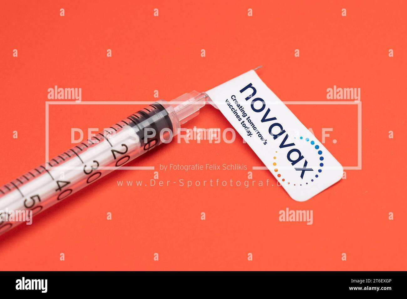 Stock- und Symbolbilder I 10.11.2023 Spritze und Spritzen mit dem Impfstoff: Novavax, NVX-CoV2373, Nuvaxovid Hamburg Neugraben Hamburg Deutschland *** Stock and symbol images I 10 11 2023 Syringe and syringes with the vaccine Novavax, NVX CoV2373, Nuvaxovid Hamburg Neugraben Hamburg Germany Copyright: xLobeca/FelixxSchlikisx Credit: Imago/Alamy Live News Stock Photo