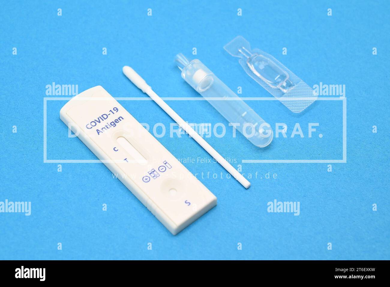 Stock- und Symbolbilder I 10.11.2023 Coronatest, Corona-Test, Corona Test, Positiv, positiver Test, zwei Striche, zwei rote Striche, Covid-19 Antigen, Antigentest, Antigen-Test, Testpflicht, Pflicht zum Test, 2G, 2G, 3G Hamburg Neugraben Hamburg Deutschland *** Stock and symbol images I 10 11 2023 Corona test, corona test, corona test, positive, positive test, two dashes, two red dashes, Covid 19 antigen, antigen test, antigen test, compulsory test, compulsory test, 2G, 2G, 3G Hamburg Neugraben Hamburg Germany Copyright: xLobeca/FelixxSchlikisx Credit: Imago/Alamy Live News Stock Photo