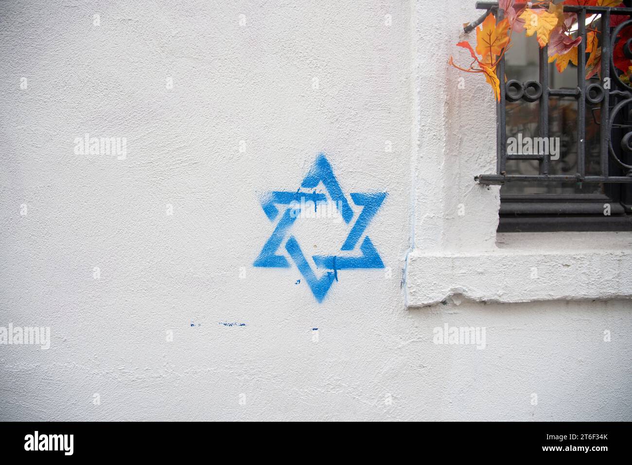 Photo dated October 31, 2023 shows stars of David spray-painted on Jewish homes in the 14th arrondissement, Paris, France. French police believe a graffiti campaign featuring Star of David stencils may have been the work of Russian intelligence. In the last 10 days around 250 blue Stars of David, similar to the one on the Israeli flag, have appeared on buildings in Paris and its suburbs. Investigators pointed out the Stars of David were randomly distributed, with no obvious Jewish connection in the choice of buildings. Also the message in the medium was confusing. Conceivably a blue Israeli fl Stock Photo