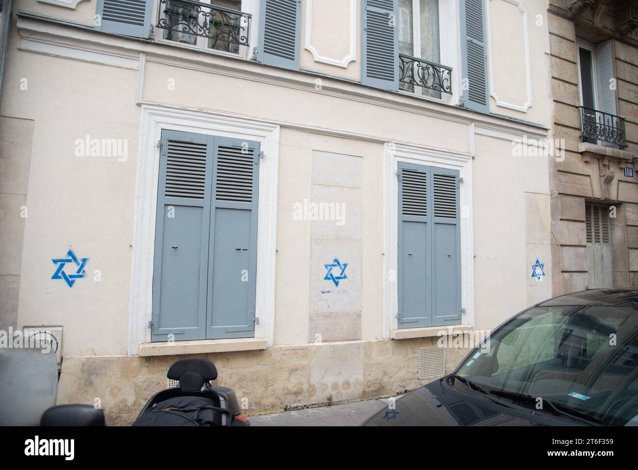 Photo dated October 31, 2023 shows stars of David spray-painted on Jewish homes in the 14th arrondissement, Paris, France. French police believe a graffiti campaign featuring Star of David stencils may have been the work of Russian intelligence. In the last 10 days around 250 blue Stars of David, similar to the one on the Israeli flag, have appeared on buildings in Paris and its suburbs. Investigators pointed out the Stars of David were randomly distributed, with no obvious Jewish connection in the choice of buildings. Also the message in the medium was confusing. Conceivably a blue Israeli fl Stock Photo