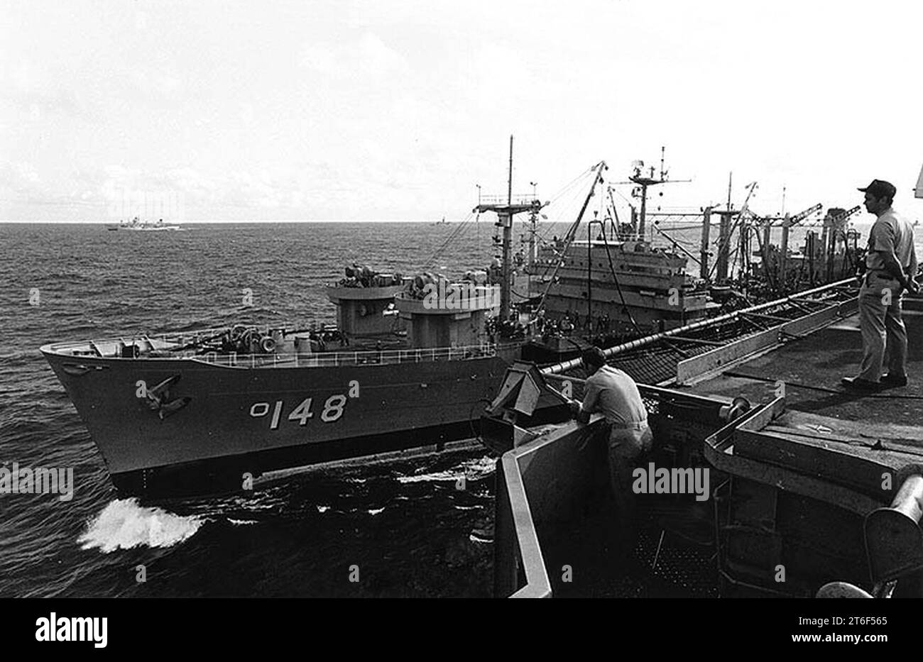 USS Ponchatoula (AO-148) refueling USS Kitty Hawk (CV-63) on 7 April 1975 Stock Photo