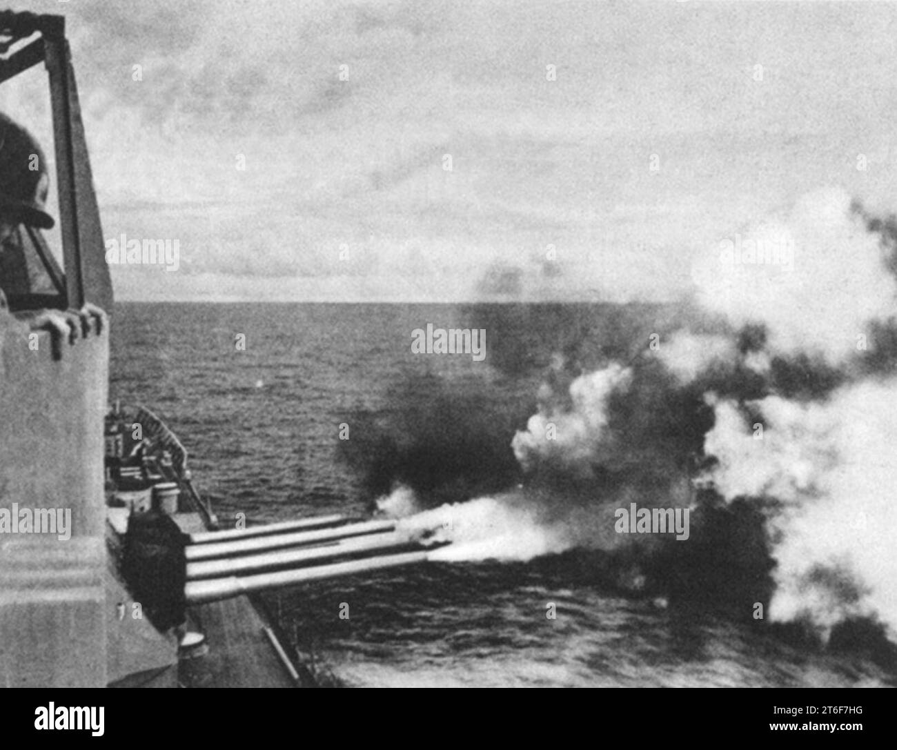 USS Quincy (CA-71) firing 203 mm guns in July 1952 Stock Photo