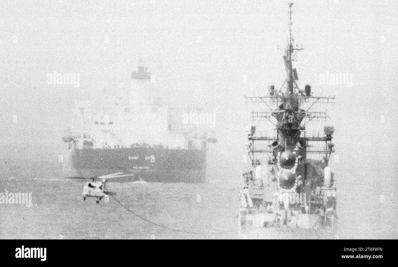 USS Reeves (CG-24) refuels SH-60 Seahawk in the Persian Gulf 1987 Stock ...