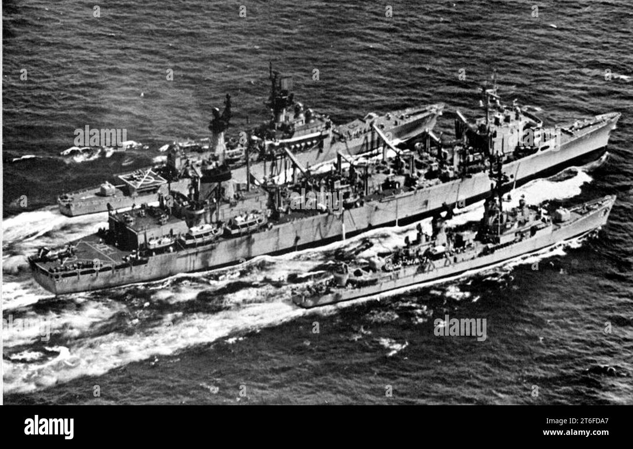 USS Sacramento (AOE-1) replenishing Horne (CG-30) and Joseph Strauss (DDG-16) in 1970 Stock Photo