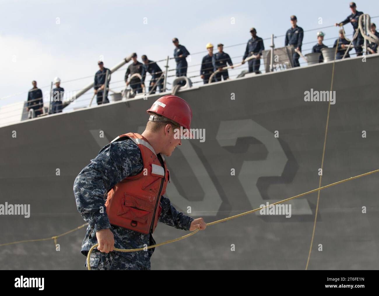 USS Sampson arrives at NWS Seal Beach. (9301690952 Stock Photo - Alamy