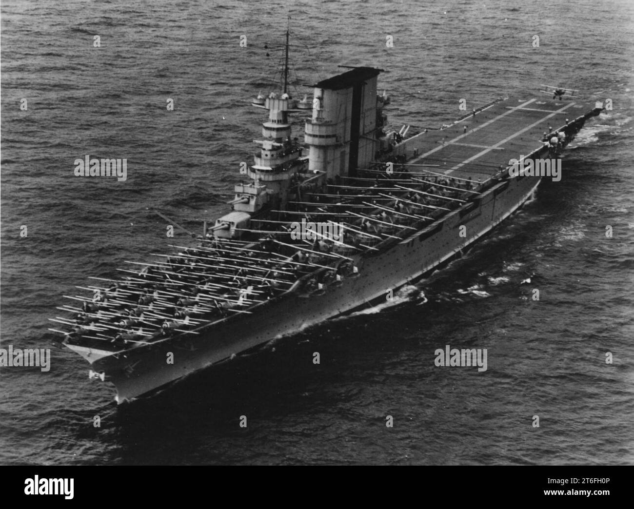 Landing planes Black and White Stock Photos & Images - Alamy