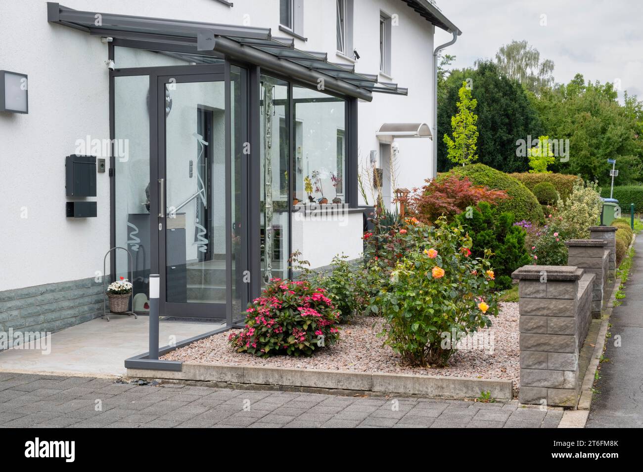 Modern front garden and entry Stock Photo