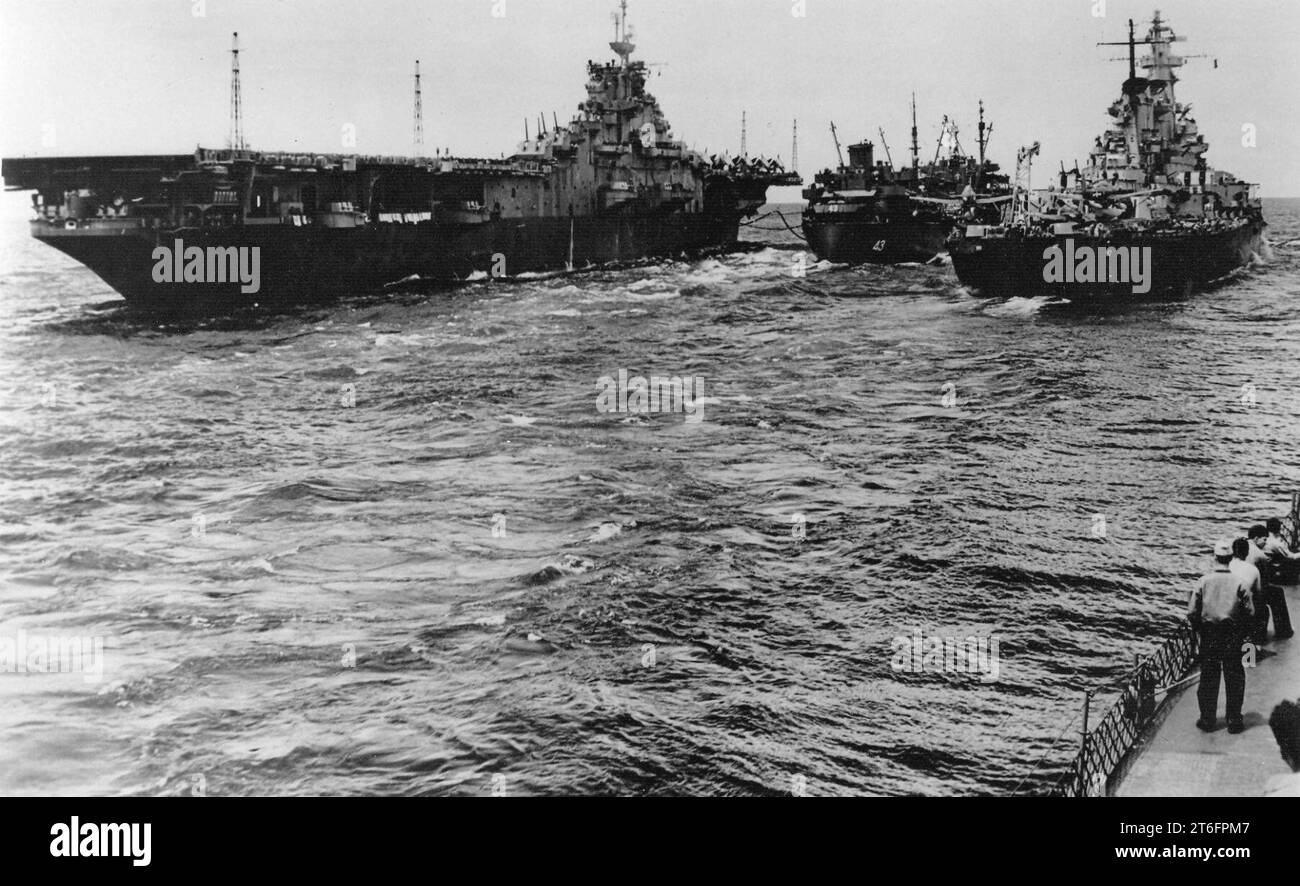 USS Tappahannock (AO43) refuels USS Bon Homme Richard (CV31) and USS