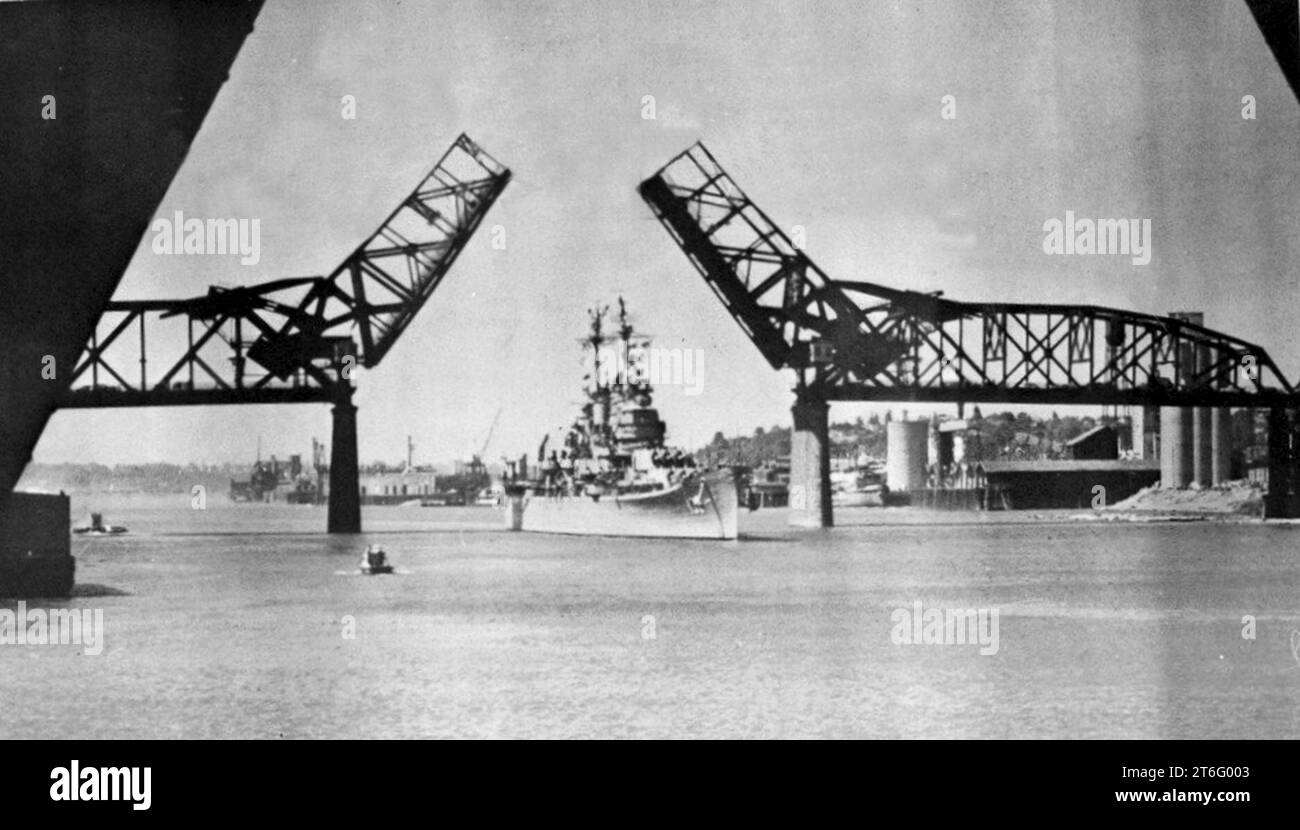 USS Toledo (CA-133) at Portland, Oregon, in June 1955 Stock Photo - Alamy