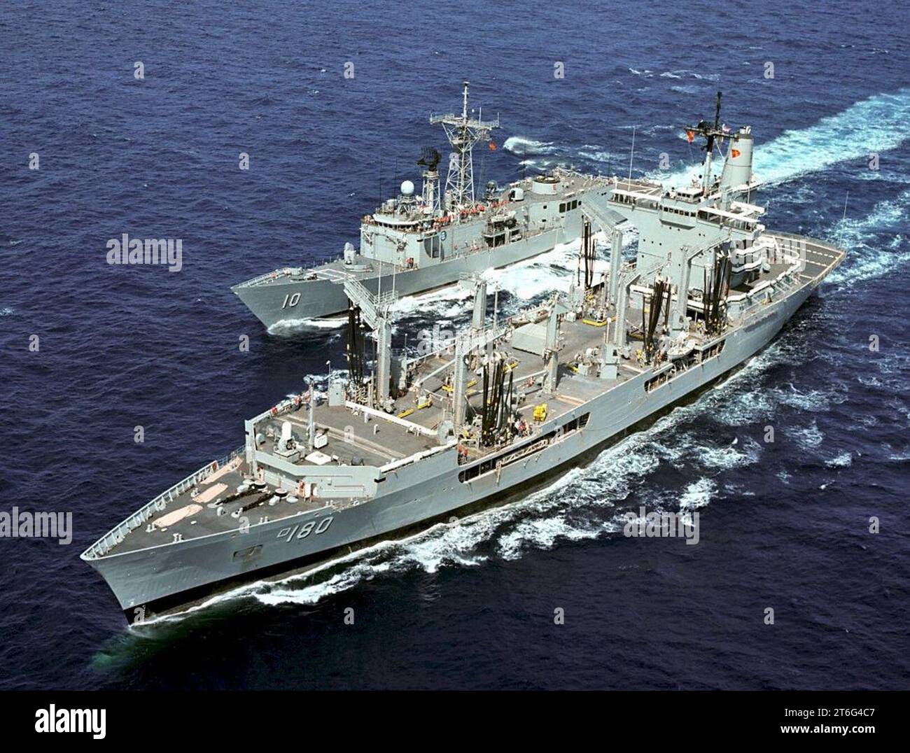 USS Willamette (AO-180) and Duncan (FFG-10 Stock Photo - Alamy