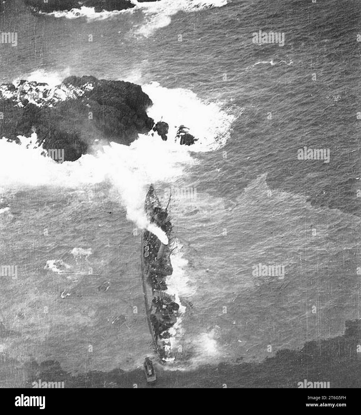 USS Worden (DD-352) aground off Amchitka in January 1943 Stock Photo
